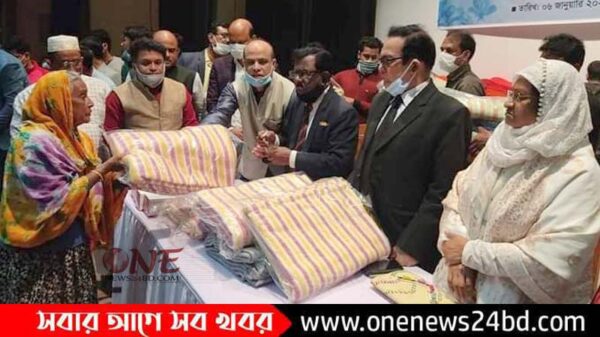 কিশোরগঞ্জে শীতার্তদের মাঝে কম্বল ও মাস্ক বিতরণ করেছেন মশিউর রহমান হুমায়ুন