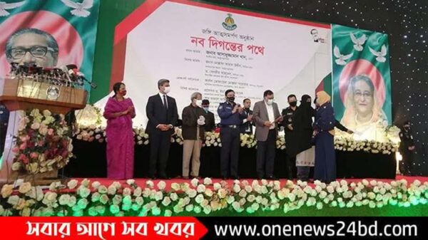 স্বরাষ্ট্রমন্ত্রীর হাতে ফুল দিয়ে আত্মসমর্পণ ৯ জঙ্গির