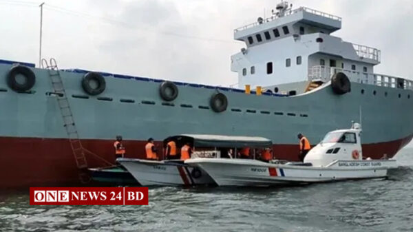 শীতলক্ষ্যায় লঞ্চ ডুবিয়ে দেওয়া সেই কার্গো জাহাজ জব্দ, আটক ১৪ স্টাফ