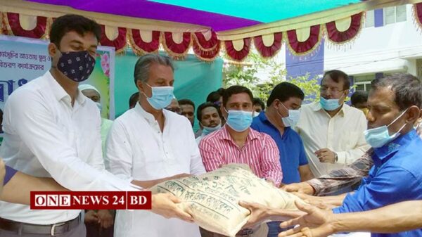 পাকুন্দিয়ায় বিনা মূল্যে কৃষকের মাঝে সার ও বীজ বিতরণ