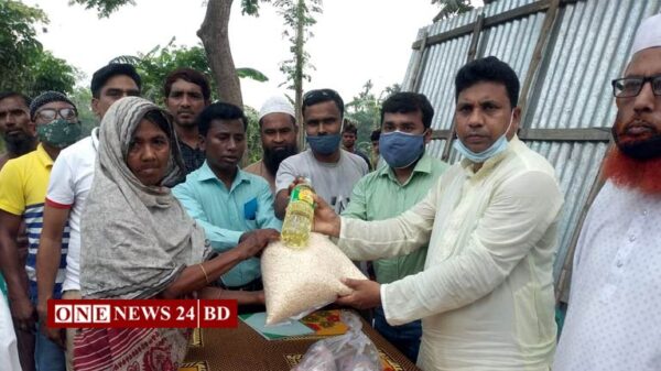 হোসেনপুরে অসহায়দের মাঝে ইফতার সামগ্রী বিতরণ 