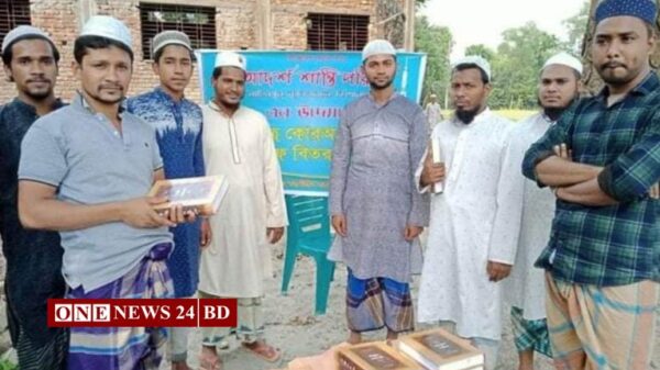 কুলিয়ারচরে আদর্শ শান্তি পরিষদ কর্তৃক রমজানের প্রথম জুম্মায় কোরআন বিতরণ