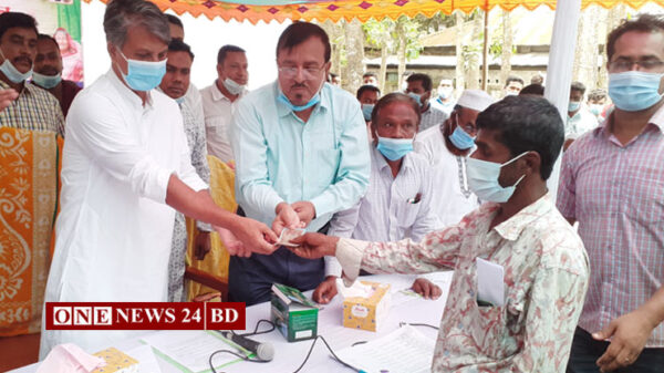 পাকুন্দিয়ায় প্রধানমন্ত্রীর ঈদ উপহার পেলেন ১৫৪০জন