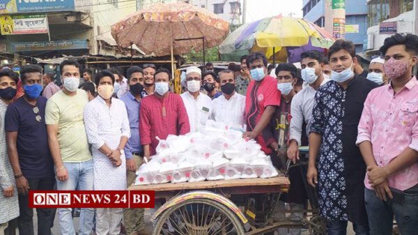বেনাপোল পৌর ছাত্রলীগের উদ্যোগে ২শ’ পথচারী ও দুস্থদের মাঝে ইফতার বিতরণ