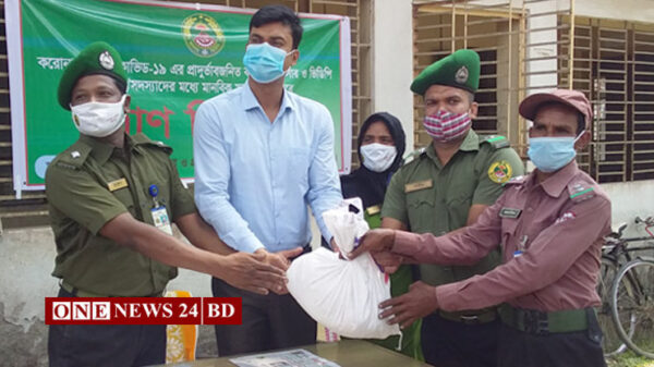 পাকুন্দিয়ায় ৫০ জন আনসার ভিডিপির সদস্যদের মধ্যে খাদ্য সামগ্রী বিতরণ