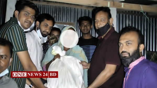গভীর রাতে অসহায় মানুষের বাড়ি বাড়ি খাবার পৌঁছে দিচ্ছেন সৈয়দ টিটু