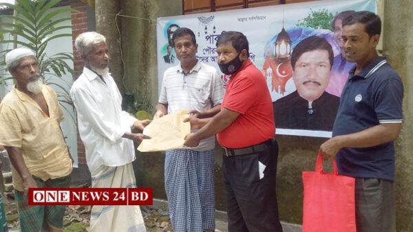 পাকুন্দিয়ায় ২৫০জনকে ঈদ উপহার দিয়েছেন সমাজসেবক বোরহান উদ্দিন