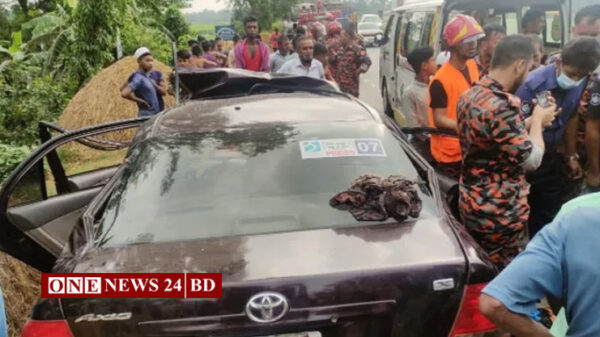 দাঁড়িয়ে থাকা ট্রাকে প্রাইভেটকারের ধাক্কা, নিহত ৩