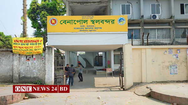 বেনাপোল বন্দরে জীবনের ঝুঁকি নিয়ে কাজ করছে হাজার হাজার শ্রমিক