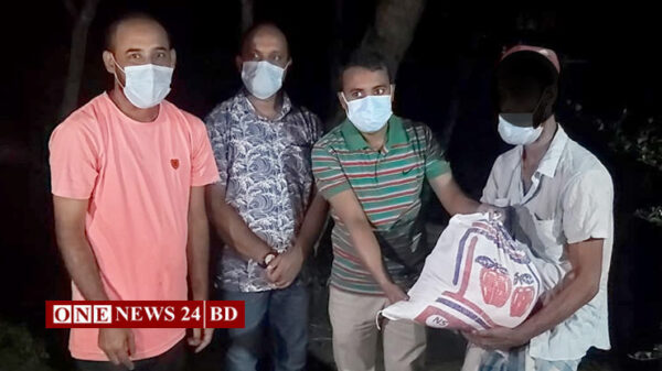 কিশোরগঞ্জে রাতের অন্ধকারে অসহায়দের বাড়িতে খাদ্য নিয়ে ইউএনও