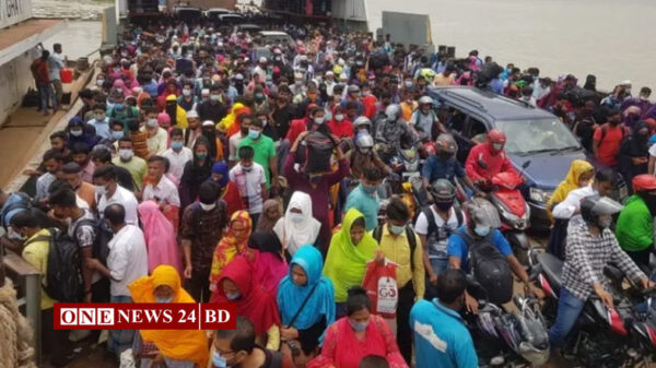 কারখানা খোলার খবরে ঢাকার পথে মানুষের ঢল