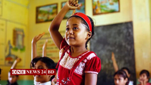 উপবৃত্তির সঙ্গে জামা-জুতার টাকাও পেল শিক্ষার্থীরা