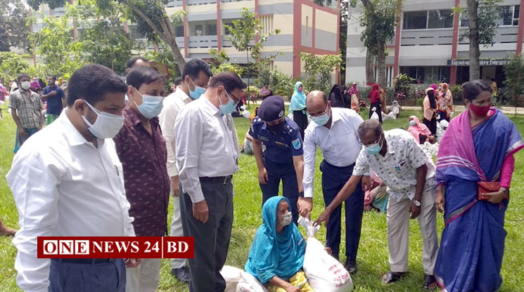 কিশোরগঞ্জে ৩৩৫ জনের মাঝে প্রধানমন্ত্রীর ত্রাণ বিতরণ করেছে জেলা প্রশাসন