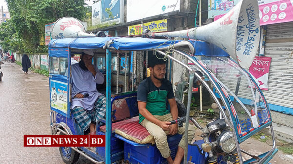 রাস্তায় কুড়িয়ে পাওয়া টাকা ফেরত দিতে নির্মাণ শ্রমিকের রাস্তায় রাস্তায় মাইকিং