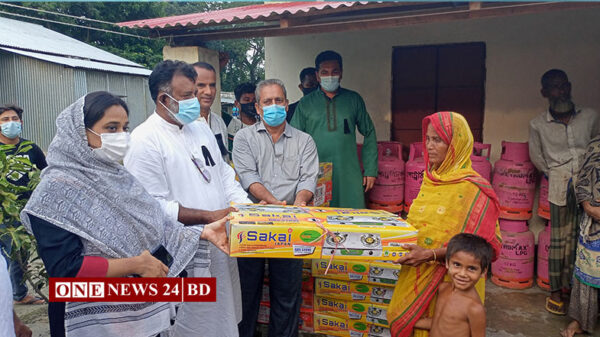 প্রধানমন্ত্রীর উপহার ঘরের বাসিন্দাদের মাঝে গ্যাস সিলিন্ডার ও চুলা বিতরণ