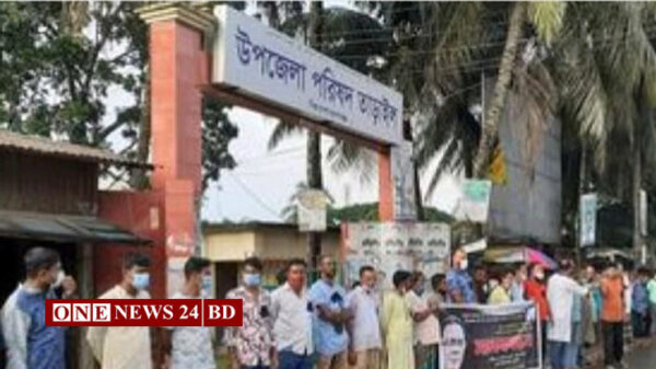 সৈয়দ আশরাফের ম্যুরাল ভাংচুরের প্রতিবাদে তাড়াইলে মানববন্ধন অনুষ্ঠিত