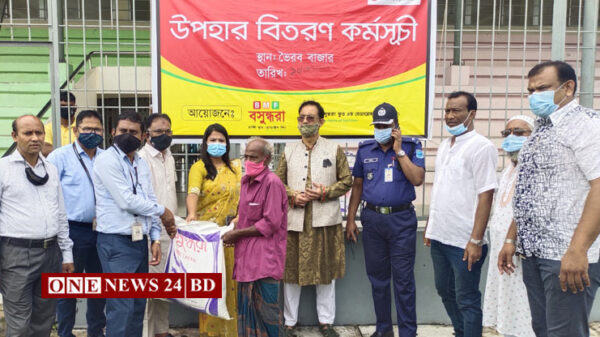 বসুন্ধরা’র মঙ্গল হোক, ভৈরবে ত্রাণ পাওয়া দরিদ্র মানুষের প্রার্থনা