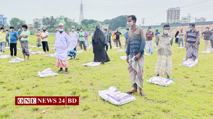 বসুন্ধরা’র মঙ্গল হোক, ভৈরবে ত্রাণ পাওয়া দরিদ্র মানুষের প্রার্থনা