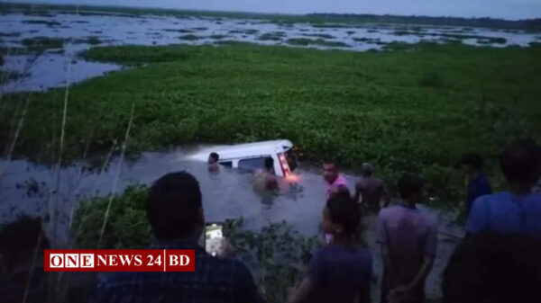নিয়ন্ত্রণ হারিয়ে মাইক্রোবাস খাদে, নিহত ৩