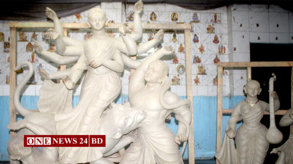 প্রতিমা তৈরির  ব্যস্ততায় ঘুম নেই পাবনার কারিগড়দের চোখে