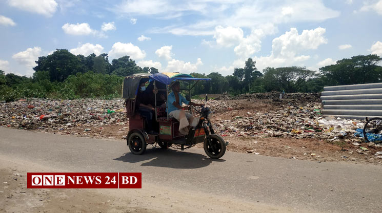 নওগাঁ পৌরসভায় রাস্তা ঘেঁষে ময়লার স্তূপ, এলাকাবাসী ও পথচারীদের দুর্ভোগ