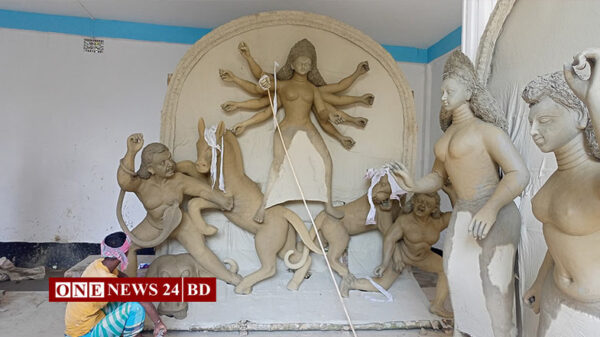 হোসেনপুরে প্রতিমা তৈরিতে ব্যস্ত কারিগররা