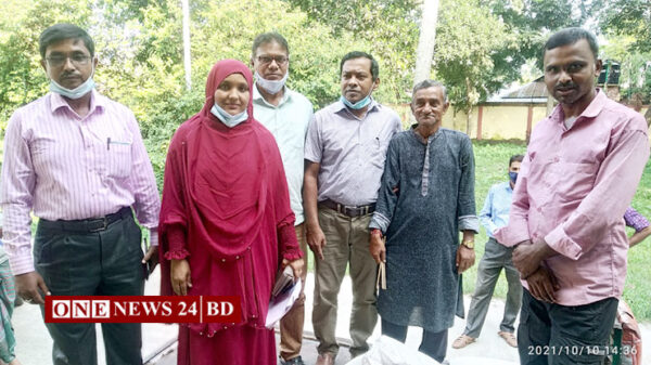 হোসেনপুরে দুর্গা পূজা উপলক্ষে সরকারি অনুদানের ৭টন চাল বিতরণ