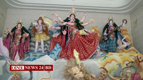 নওগাঁয় শারদীয় দূর্গাপূজোয় শেষ মূহুর্তে ব্যস্ত সময় পার করছেন প্রতিমা গড়ার কারিগররা