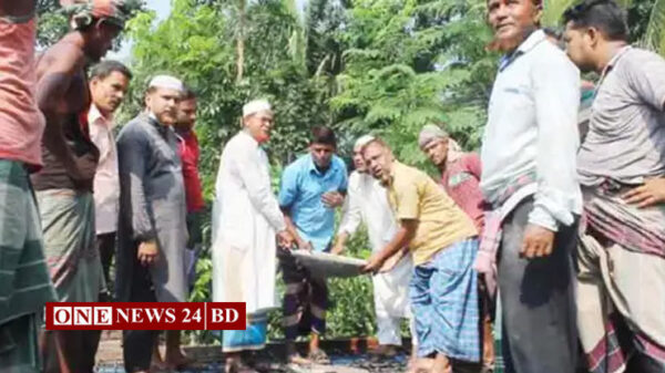 ৮ লাখ টাকা ব্যয়ে মসজিদের ছাদ করে দিলেন পান বিক্রেতা