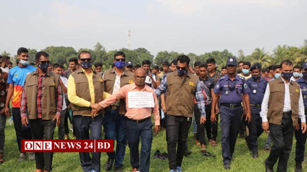 নওগাঁয় পুলিশ কনস্টেবল নিয়োগ অবৈধভাবে টাকা লেনদেন সময় আটক -১