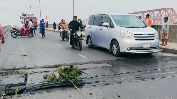 সেতুর সংযোগস্থল ক্ষতিগ্রস্থ, সারা দিনেও ব্যবস্থা নেয়নি কর্তৃপক্ষ!