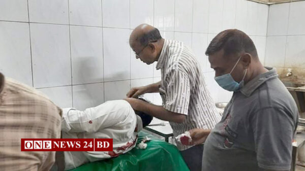 নওগাঁয় ব্যাংকের সিড়িতে সেভেন রিংস সিমেন্ট কোম্পানির টিএসও'কে ছুরিকাঘাত