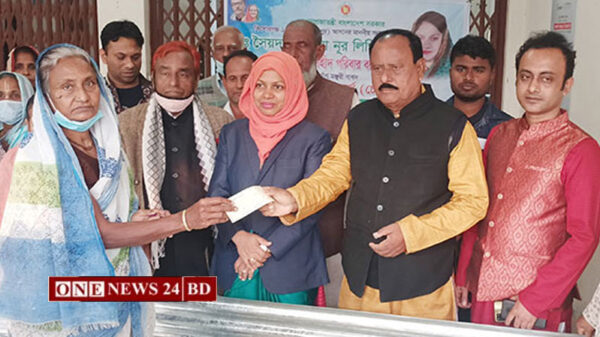 হোসেনপুরে ১৩ শহীদ পরিবার পেল ঢেউটিন ও নগদ অর্থ