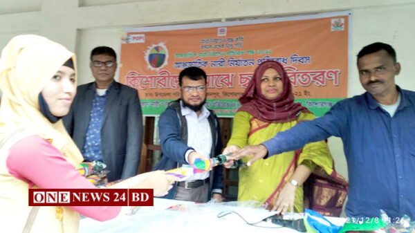 হোসেনপুরে দুই শতাধিক কিশোরী পেল ছাতা