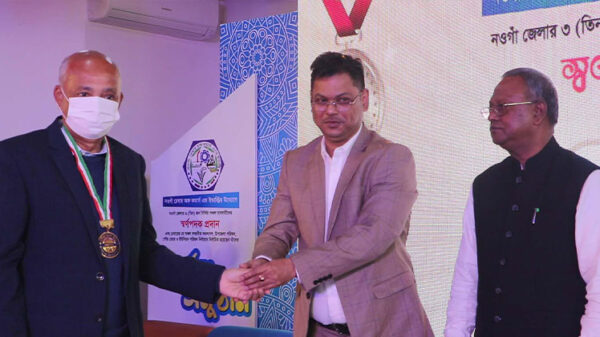 নওগাঁয় চেম্বারের সাধারন সভায় সদস্য জনপ্রতিনিধি ও দেশের খ্যাতিমান ব্যবসায়ীদের সম্বর্ধনা প্রদান