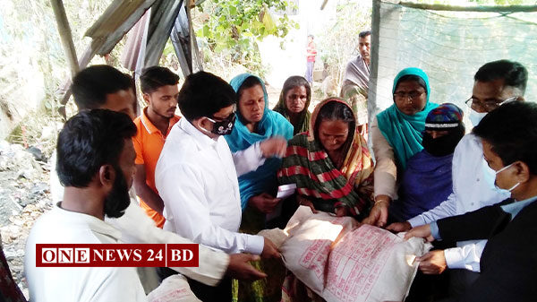 কমলগঞ্জে আগুনে পুড়ে ঘরহারা নারীর পাশে জেলা প্রশাসক