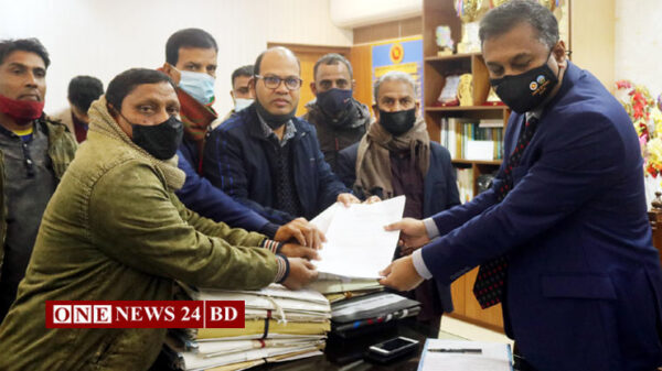 নওগাঁয় কৃষকের ফসল বাচাতে জেলা প্রশাসককে স্বারকলিপি প্রদান