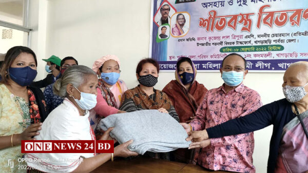 শীতার্তদের মাঝে খাগড়াছড়ি জেলা মহিলা আ’লীগের শীতবস্ত্র বিতরণ