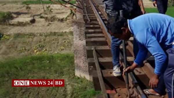 লাল কাপড়ের সংকেতে রক্ষা পেল হাজারো ট্রেন যাত্রী!