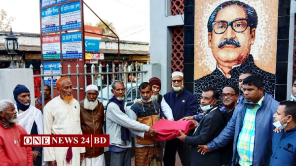 বেনাপোলে পরিচ্ছন্ন ও পাদুকা কর্মীদের মাঝে শীতবস্ত্র বিতরণ