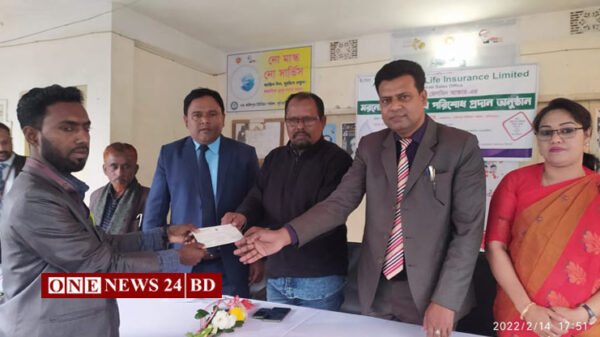 আলফা ইসলামী লাইফ ইনসুরেন্সের মরণোত্তর বীমা চেক হস্তান্তর