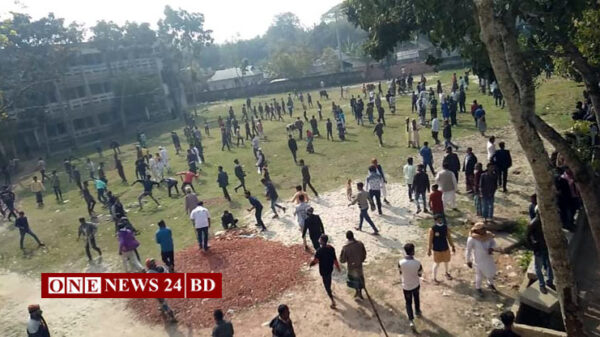 পাকুন্দিয়ায় শহীদ মিনারে ফুল দেওয়াকে কেন্দ্র করে আ. লীগের দুপক্ষের সংঘর্ষে আহত ১০