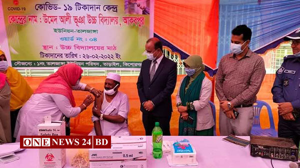 তাড়াইলে টিকাদান কার্যক্রম পরিদর্শন করেছেন জেলা প্রশাসক শামীম আলম 