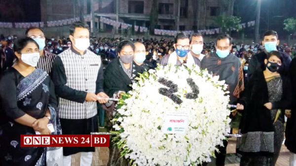 মৌলভীবাজার কেন্দ্রীয় শহীদ মিনারে ফুল দিয়ে শ্রদ্ধা জানাতে মানুষের ঢল