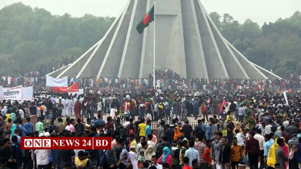 স্মৃতিসৌধে সর্বস্তরের মানুষের শ্রদ্ধা