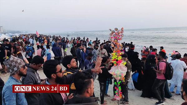 কক্সবাজার সৈকতে পর্যটকদের ভিড়