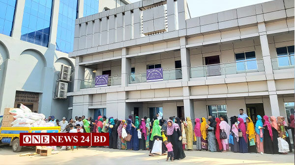 শ্রীমঙ্গল পৌরসভায় সাশ্রয়ী মূল্যে টিসিবির পণ্য বিক্রি, মানুষের উপচে পড়া ভীড়