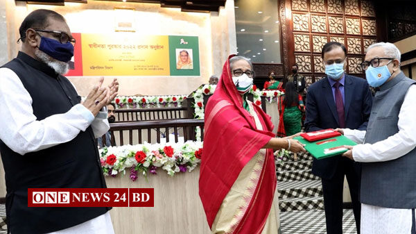 গুণীজনদের হাতে স্বাধীনতা পদক তুলে দিলেন প্রধানমন্ত্রী