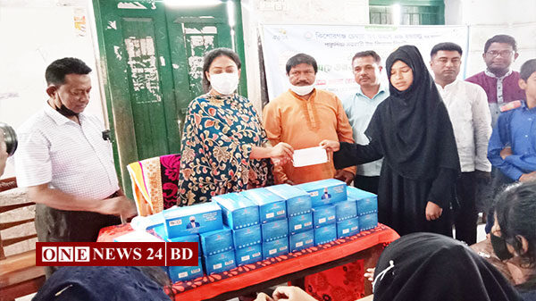পাকুন্দিয়ায় শিক্ষার্থীদের মাঝে মাস্ক বিতরণ