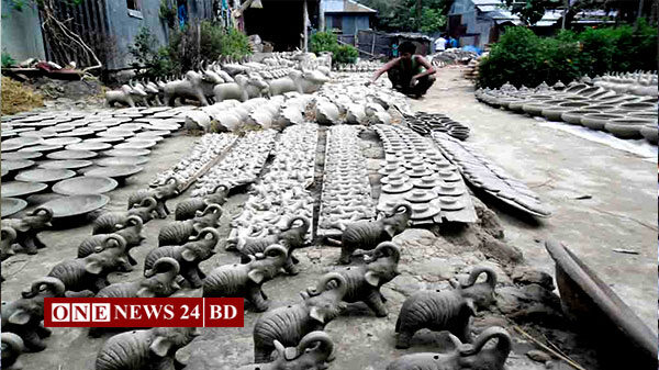পহেলা বৈশাখকে সামনে রেখে নিকলীর পালপাড়ায় ব্যস্ত সময় খাটাছে মৃৎ শিল্পীরা
